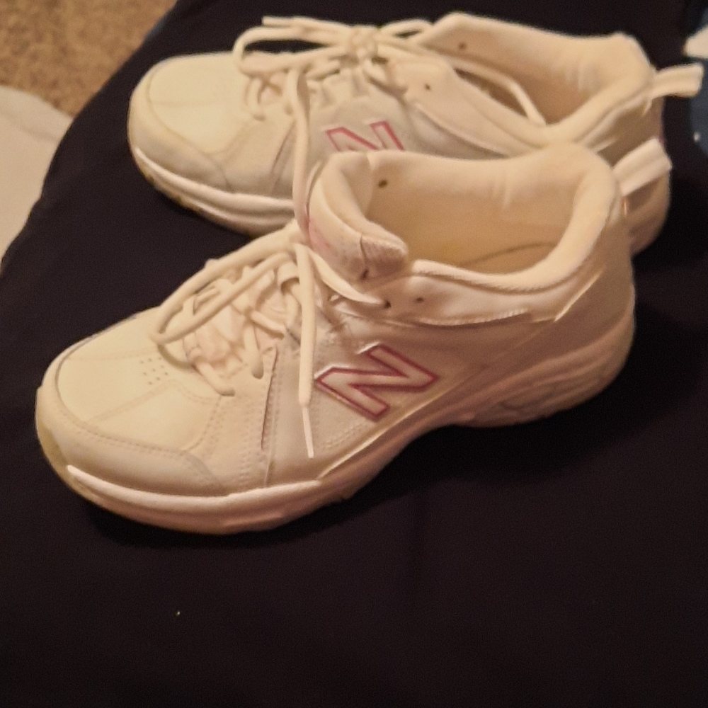 Tennis shoes